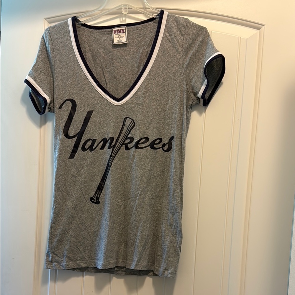 Gray Yankees V-Neck T-Shirt ⚾️